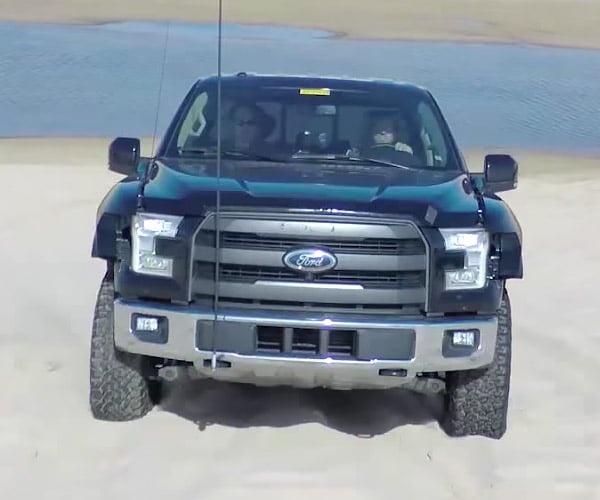 2017 Ford F-150 Raptor Tears over Sand Like It's Nothing