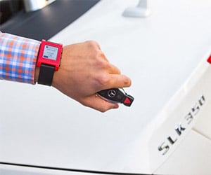 Mercedes-Benz to Offer Pebble Smart Watch App