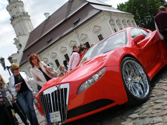 Guy Sculpts Sports Car from Expanding Foam