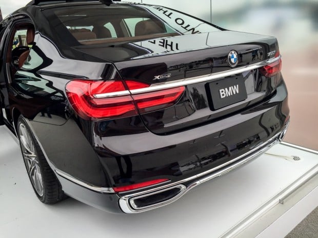 2017_bmw_7_series_up_close_10