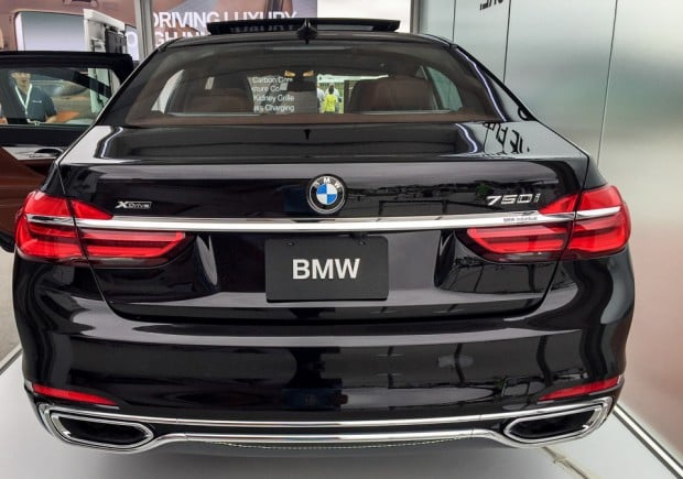 2017_bmw_7_series_up_close_11