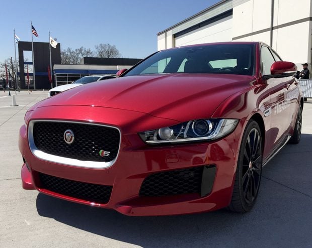 2017_jaguar_xe_35t_review_7