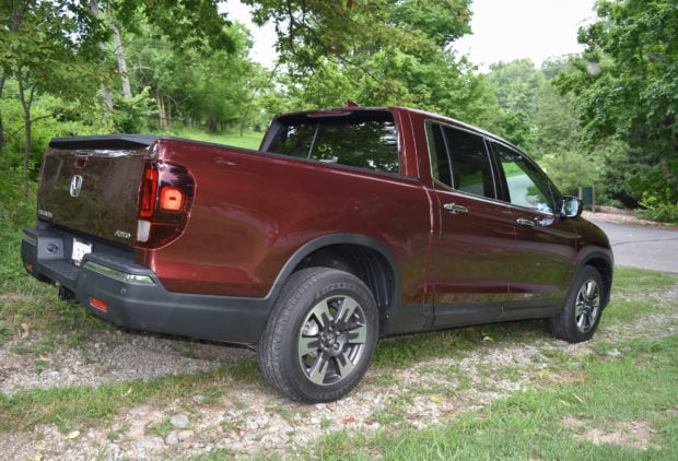 2017_honda_ridgeline_3