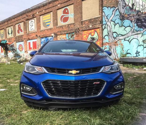 2017_chevrolet_cruze_hatchback_2