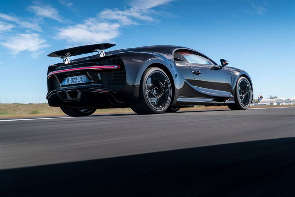 Watch a Bugatti Chiron Rocket to 217 mph with Ease