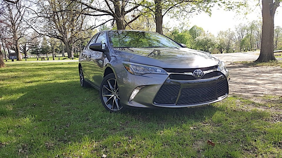 2017 Toyota Camry XSE Review: Grounded to the Ground