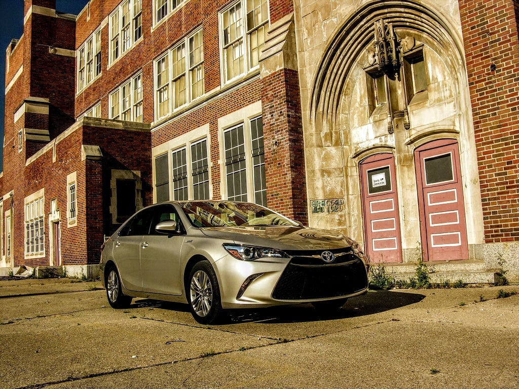 2017 Toyota Camry Hybrid SE Review: The Good Old Gold Standard