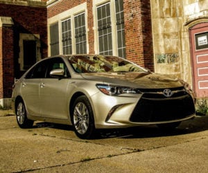 2017 Toyota Camry Hybrid SE Review: The Good Old Gold Standard