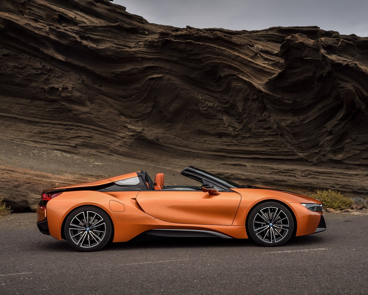 2019 BMW i8 Roadster Raises the Roof on Hybrid Power