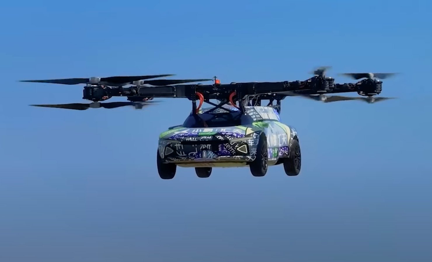 Autonom to smeltet The XPeng AeroHT Flying Car Is a Giant Drone with Four Wheels