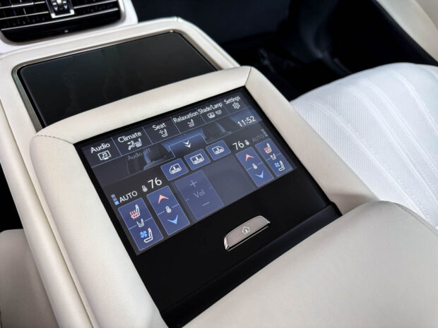 Kontrol Eksekutif Kursi Belakang Lexus LS 500 2023