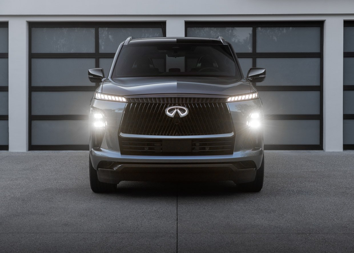 2025 Infiniti QX80 Front View + New Grille