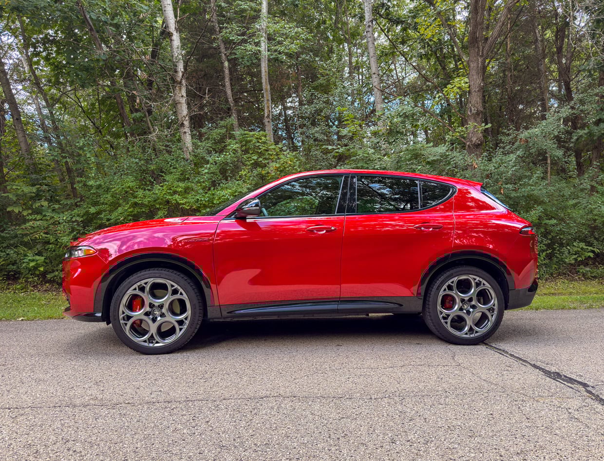 2025 Alfa Romeo Tonale Veloce Red Side View